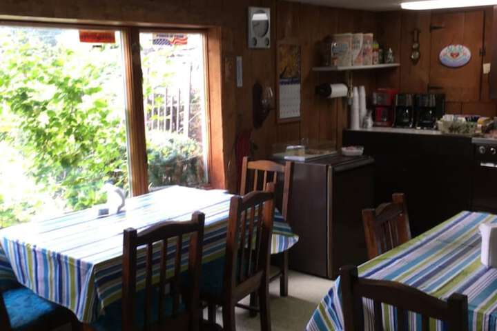 Dining 9 of 18