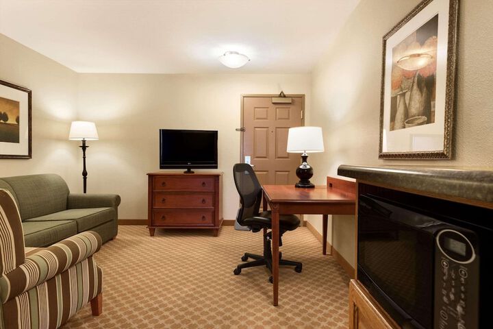 Country Inn & Suites by Radisson Peoria North, IL