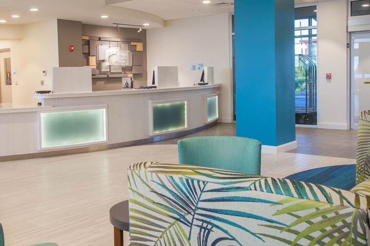 Holiday Inn Express & Suites Panama City Beach - Beachfront by IHG
