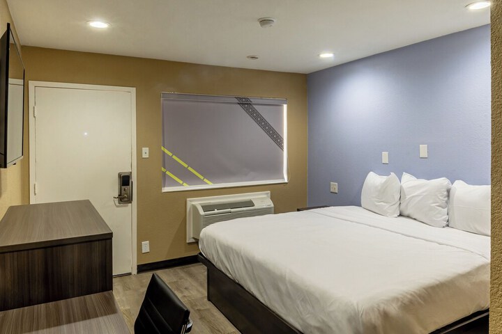 Room 8 of 19