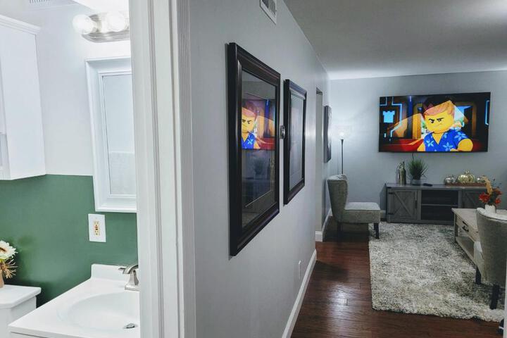 Nice house with private parking king bed fenced yard