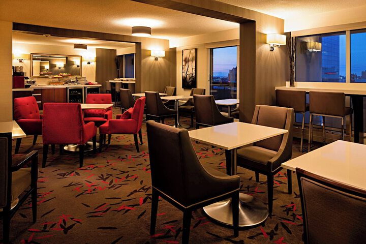 Lounge 66 of 77