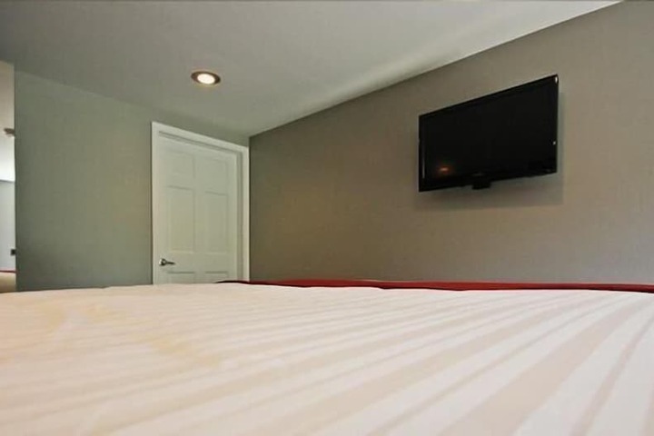 Room 4 of 8