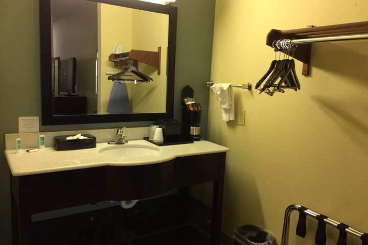 Pearsall Inn & Suites