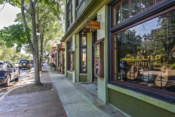 Downtown Townhome Walk to Dine & Shop on Broad St