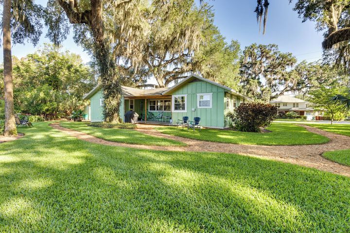 Walk to Lakes! Tropical Escape in Mount Dora