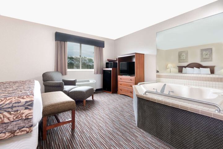 Room 8 of 16