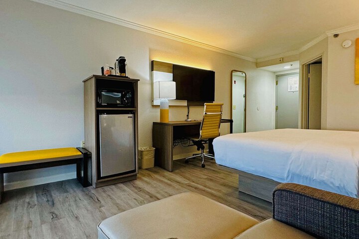 Room 10 of 15