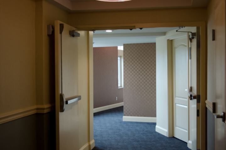 Ballroom/Hall 27 of 32