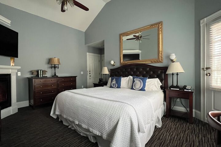 Crowne Pointe Historic Inn & Spa - Adults Only