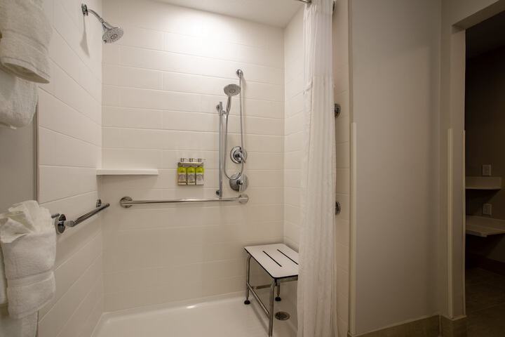Holiday Inn Express & Suites Deland South by IHG