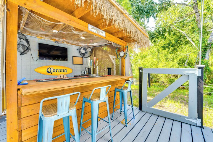 Spacious Tavares Home w / Private Outdoor Oasis!