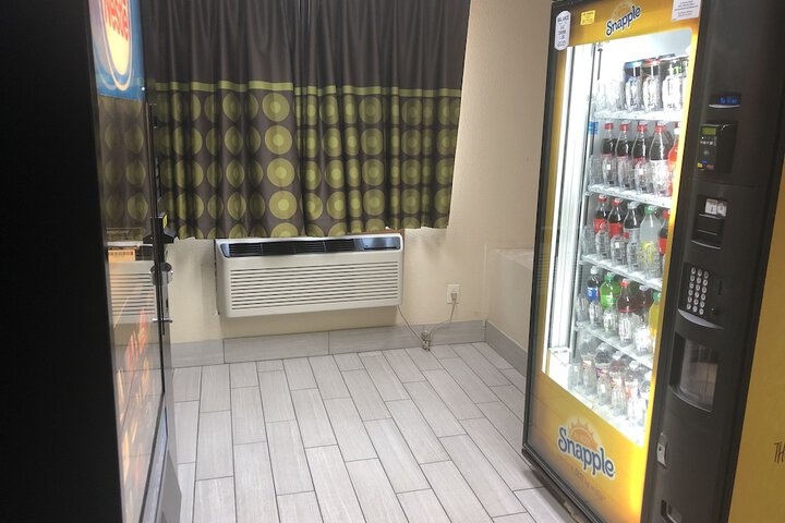 Super 8 by Wyndham Bedford DFW Airport West
