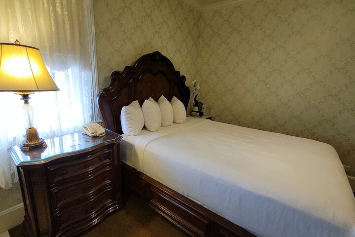 Room 26 of 104