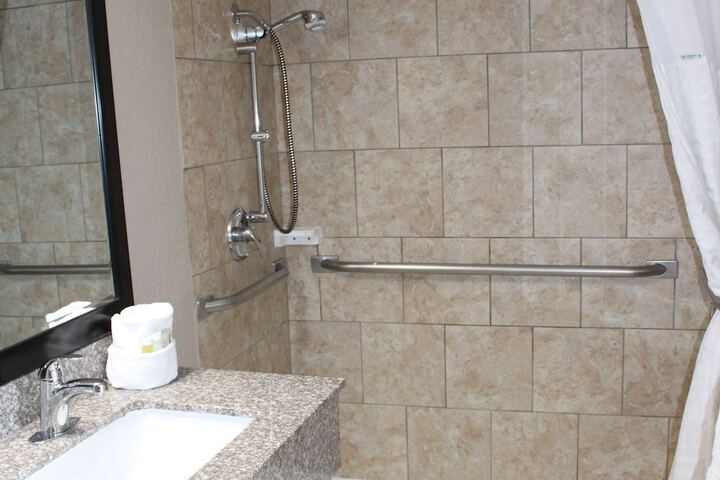 Days Inn & Suites by Wyndham Springfield on I-44