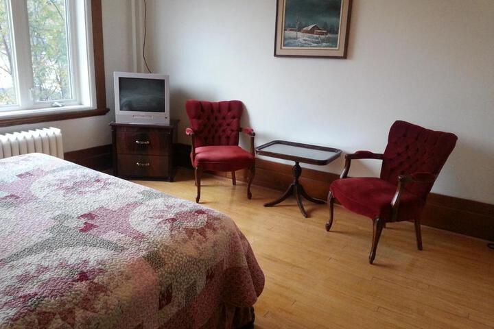 Le Petit Château Montebello B & B