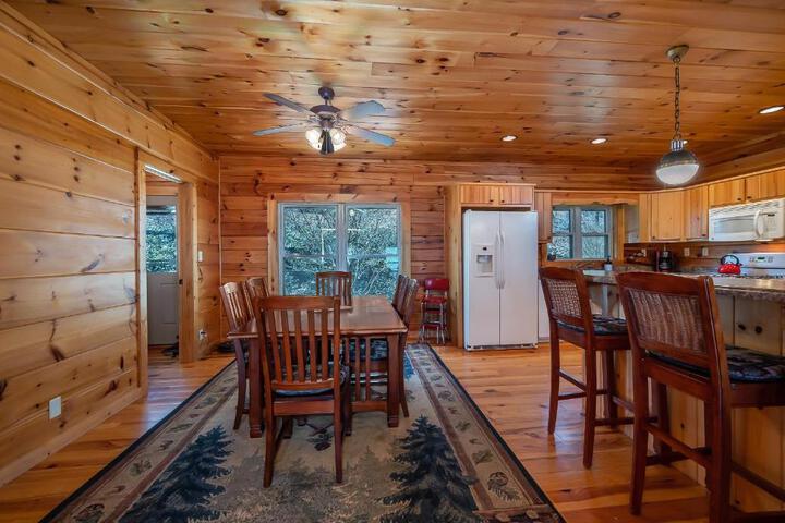 Scenic Mountain Comfort 4Br Family Getaway