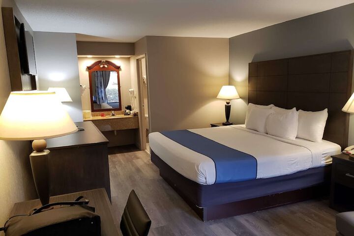 Room 6 of 18