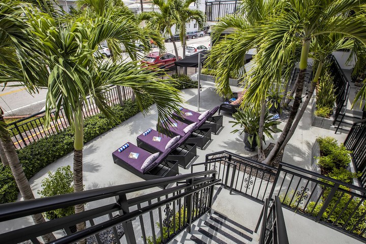 Hotel Exterior 27 of 35