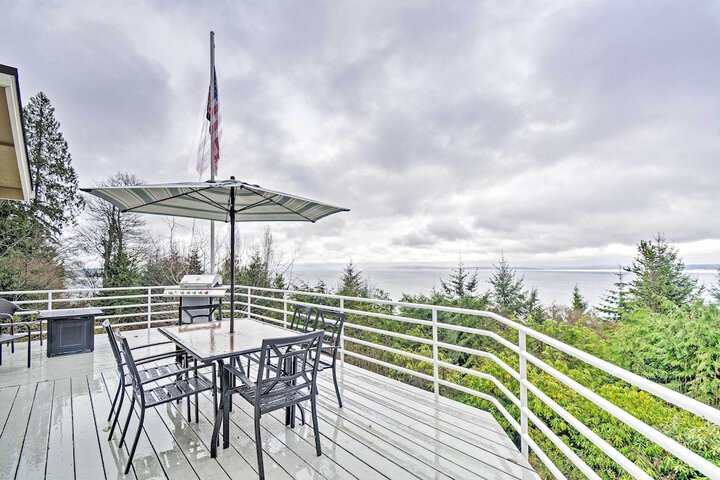 Unique Port Ludlow Home w / 3 Decks & Hot Tub!