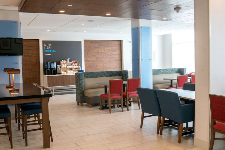 Holiday Inn Express & Suites Brandon by IHG
