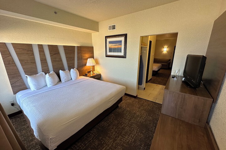 Mackinaw Beach & Bay Inn & Suites