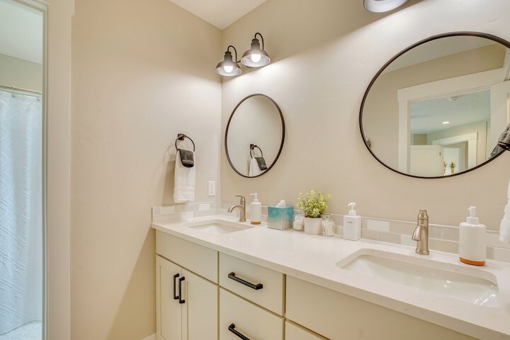 Spacious Donnelly Family Home w / Private Hot Tub!