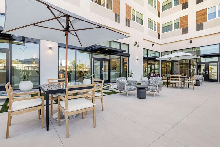 Hotel Exterior 93 of 94