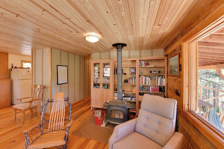 Idyllic Twin Lakes Escape w / Views of the Lakes