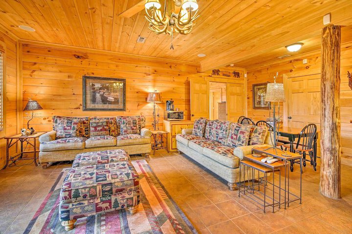 Lake Hartwell Lodge w / Dock Theater + Hot Tub!