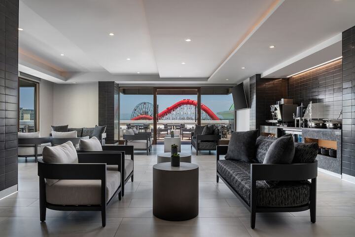 Lounge 91 of 103