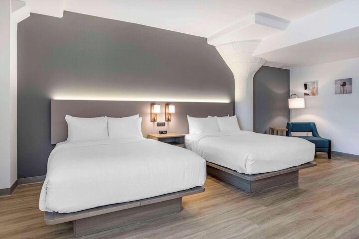 Room 10 of 82