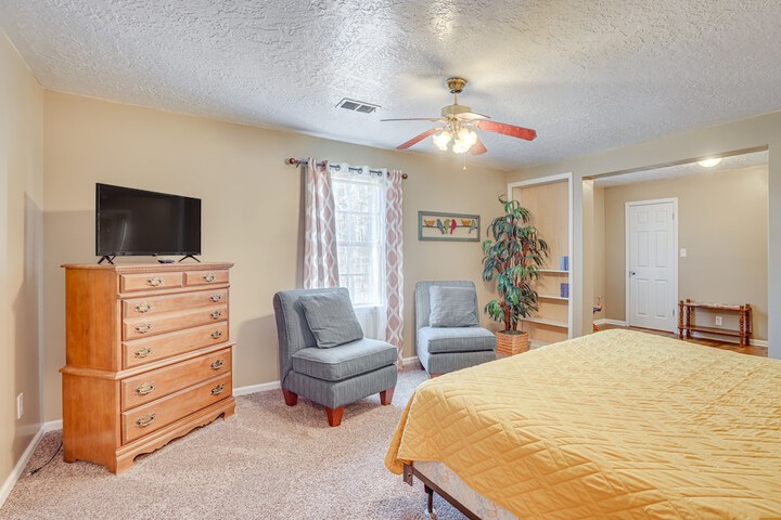 Charming Gadsden Home w / Golf Course Views!