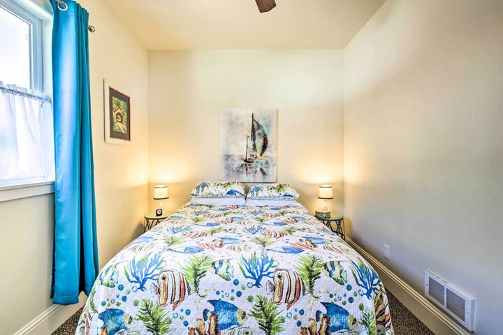 Oceanfront Cottage W / deck & Secluded Beach Access!