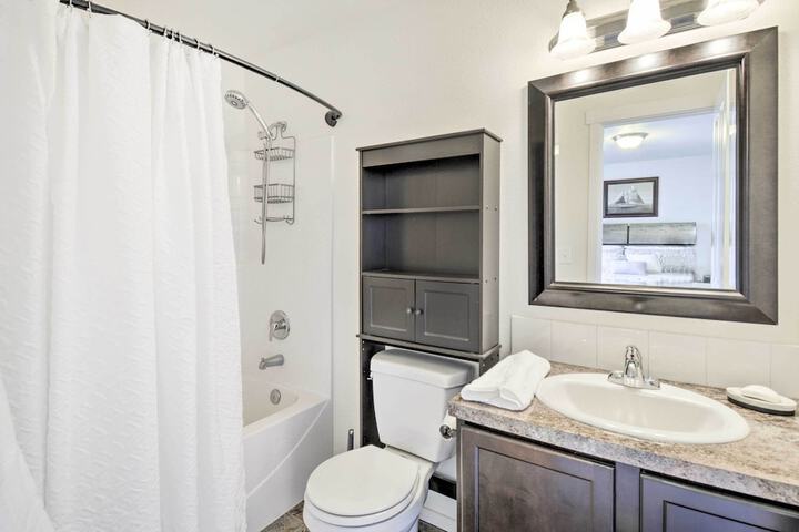 Pet-friendly Poulsbo Abode w / Mountain Views!