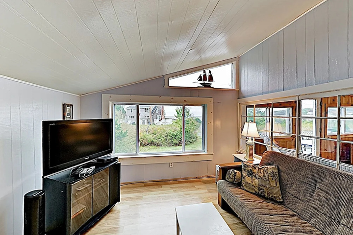 Ocean-view Sunrise - Steps To Beach 2 Bedroom Cottage