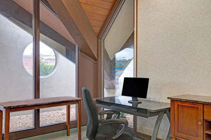 Business Center 13 of 13
