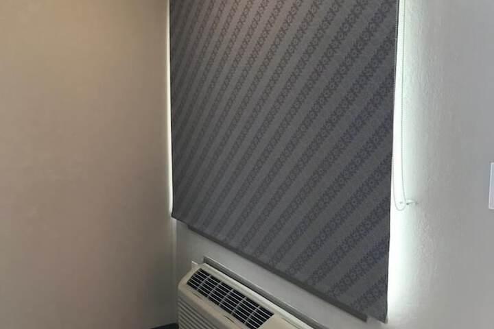 Room 6 of 12