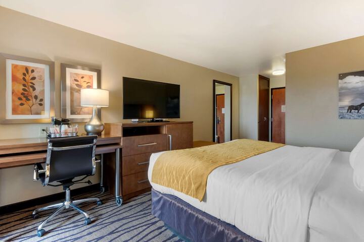 Comfort Inn & Suites Market - Airport