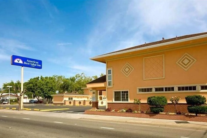 Americas Deluxe Inn