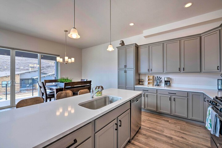 Inviting Hideout Townhome w / Balcony & Lake Views!
