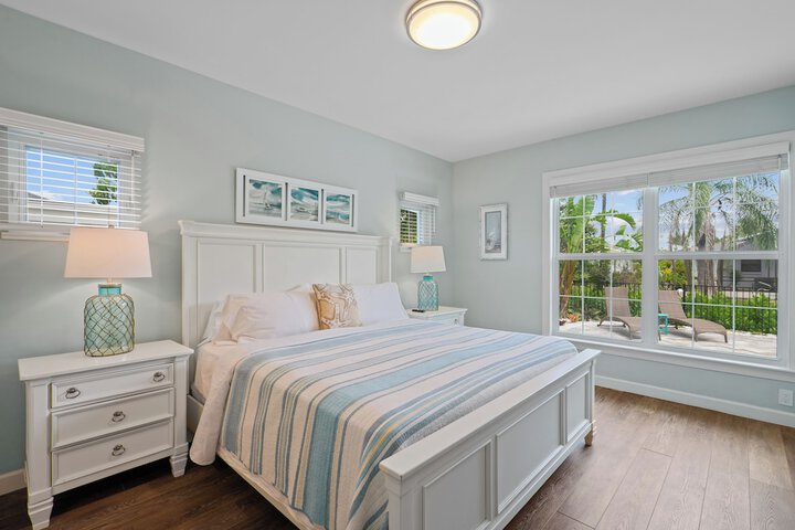 Sardinia Vacation Rental: Delightful Coastal Home near Vanderbilt Beach. Relax in a Private Pool and Spacious 4-BR Retreat with Modern Amenities. Ideal for Families. Minutes from Mercato and Local Attractions