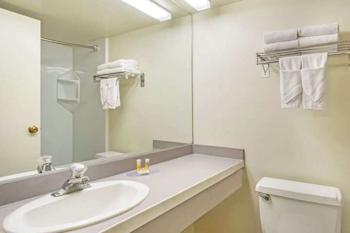 Days Inn & Suites by Wyndham Logan