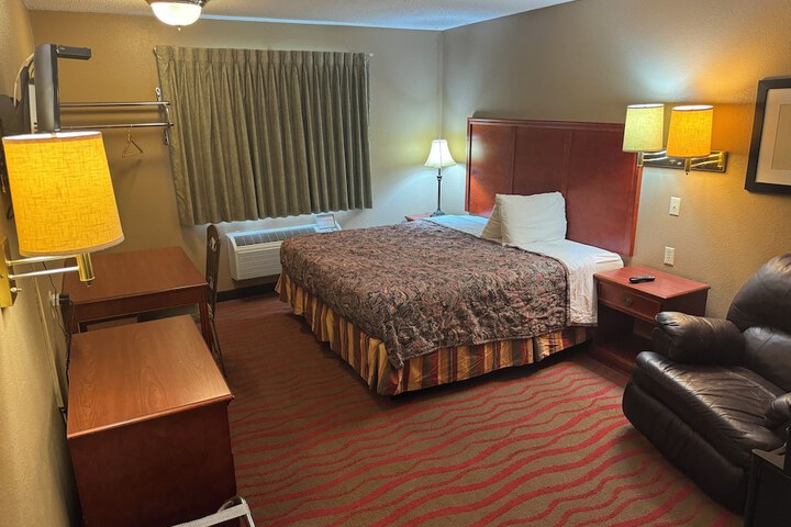 Room 11 of 16