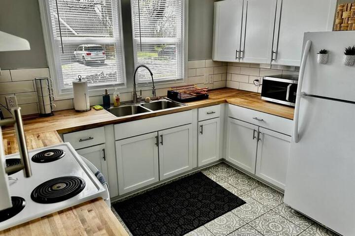 Mrs. Hughes Cottage - 2 bedroom House w / parking