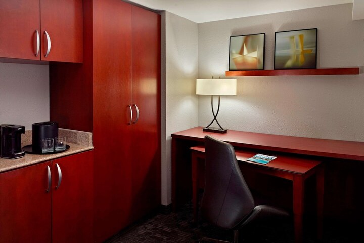 Room 10 of 27