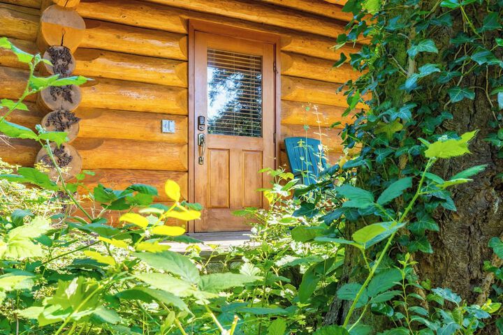 Penn Cove Overlook by Avantstay Cabin w / Views