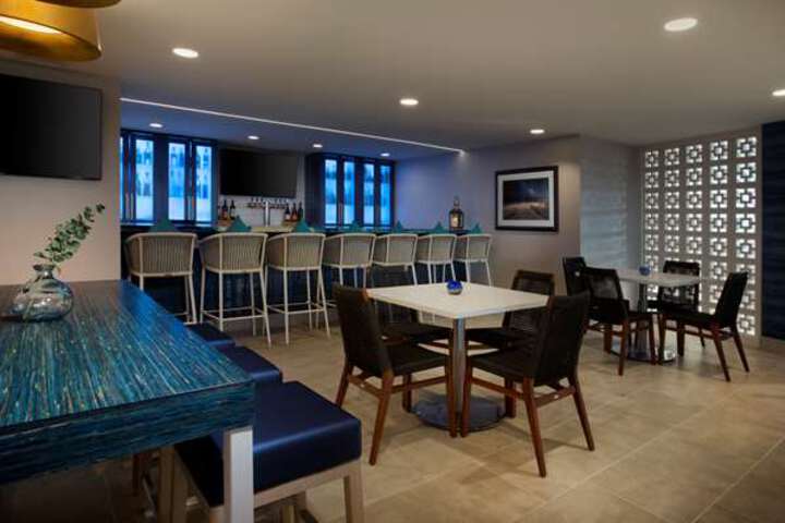 Lounge 142 of 152