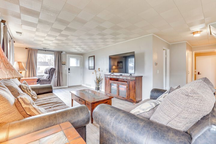 Family-friendly Ontario Home in Central Location!