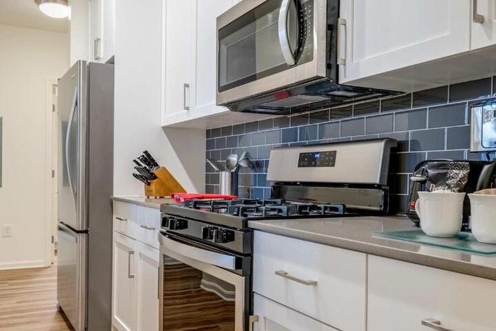 Gorgeous Apt with Kitchen